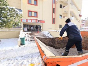 Başiskele’de Ekiplerin Kar Mesaisi Sürüyor