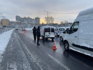 İ̇stanbul Polisi Yoldan Kalan Sürücülere Yardım Etti
