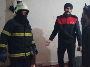 Siyah Dumanların Yükseldiği Ev Ekipleri Harekete Geçirdi