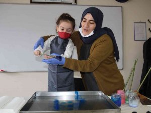 Öğrenciler Ebru Sanatı İle Buluşuyor