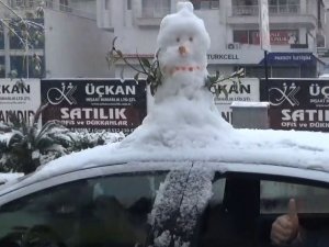 Antalya’da Vatandaşlar Aracın Üzerinde Kardan Adam İle Şehir Turu Attı