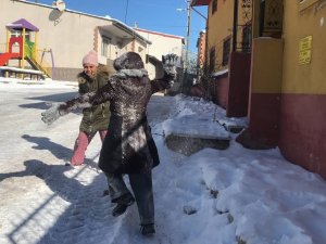Bayburt’ta Karın Tadını Poşetle Kayan Çocuklar Çıkardı