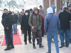 İ̇stanbul’a Gönderilmeyen Yolcu Otobüsleri Dinlenme Tesislerinde Bekletiliyor