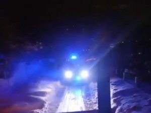 Karla Kaplanan Yolda Ambulansın Yolunu Açtılar