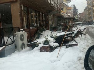 İ̇slahiye’de İş Yerlerinin Tenteneleri Karın Ağırlığına Dayamayarak Çöktü