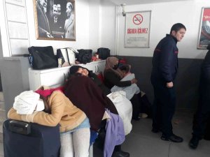Otobüs Seferleri Durduruldu, Vatandaşlar Otogarda Mahsur Kaldı