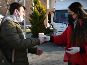 Söke Belediyesi Buz Gibi Havada Öğrencilerin İçini Isıttı.