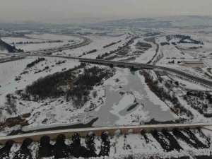 Sibirya Soğukları Göl Ve Irmağı Dondurdu