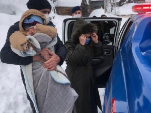 Kara Saplanan Araçlarını Jandarma Ve Vatandaşlar Kurtardı
