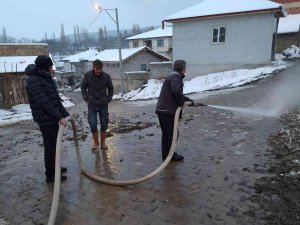 Köylüler Yollardaki Kar Ve Buzu Kaplıca Suyuyla Eritiyorlar