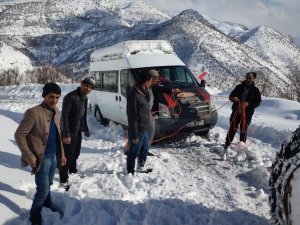 Karda Mahsur Kalan 6 Kişi Kurtarıldı