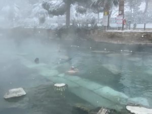 Pamukkale’de 30 Santimetre Karda Yüzme Keyfi