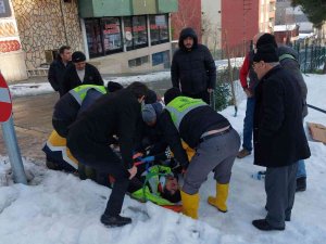 Kar Temizleme Görevlisi Buzda Kayarak Düşüp Hastanelik Oldu