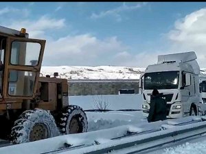Karda Mahsur Kalan Tırlar İş Makineleriyle Kurtarılıyor