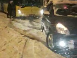 Üsküdar’da Yolda Kalan İ̇ett Otobüsünü Otomobille Bağlayıp Çektiler