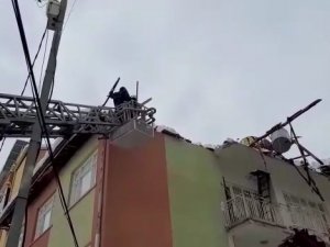 Malatya’da Kar Kütlesini Taşıyamayan İki Evin Çatısında Çökme Meydana Geldi