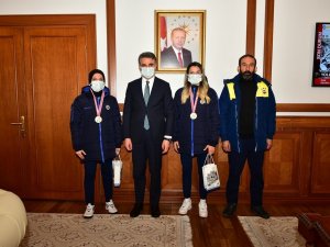 Türkiye Şampiyonu Boksörlere Hediye