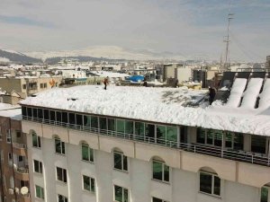 Vatandaşlar Çatıda Kar Temizliyor
