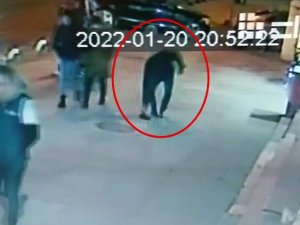 Yere Düşürülen Para Dolu Poşeti Ayağıyla İterek El Çabukluğuyla Çaldı