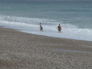 Sabah Lapa Lapa Kar Yağdı, Öğle Güneşi Gören Deniz Ve Dalga Keyfi Yaptı