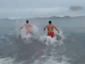 Antalya’da İki Kardeş Karın Sevincini Lapa Lapa Yağan Kar Altında Denize Girerek Çıkardı