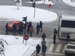 Yolcu Otobüsü İle Otomobil Çarpıştı