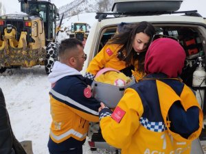 Karla Kaplı Yollarda Ekipler, 40 Günlük Bebek İçin Seferber Oldu