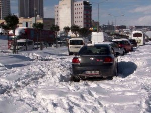 Yolda Bırakılan Araçlar Trafiği Durdurdu