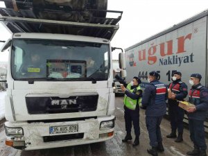 Yolda Kalanlara Yiyecek Ve İçecek Yardımı