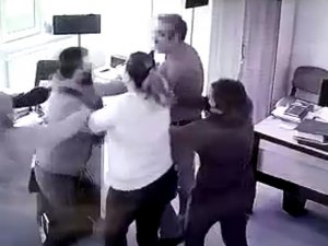 Önce Kadın Memura Hakaret Etti, Sonra Ayırmaya Çalışan Memura Kafa Attı