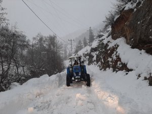 Muhtar Kapanan Köy Yolunu Traktörüyle Ulaşıma Açtı