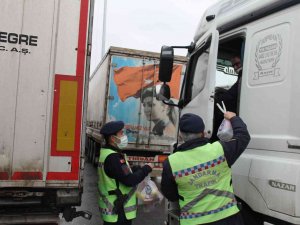 Jandarma Ekiplerinden Tır Sürücülerine Kumanya