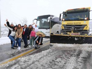 Karda Mahsur Kalanlar Belediye Ekiplerince Kurtarıldı