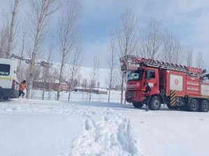 Buzlanma Nedeniyle Yoldan Çıkan Minibüs Kurtarıldı