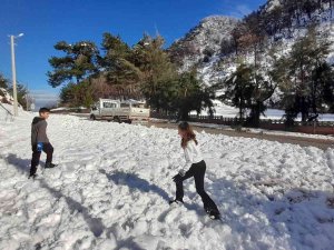 Marmaris’te Yağan Kar Vatandaşlar İçin Eğlence Oldu