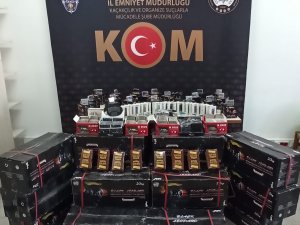 Polis Ekipleri Durdurdukları Araçta Onlarca Kaçak Ürün Yakaladı