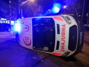 İ̇zmir’de Otomobil İle Çarpışan Ambulans Yan Yattı: 3 Yaralı