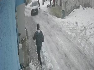 Bursa’da Buzlanan Yolda Kayan Araç Ev İle Yol Arasındaki Boşluğa Düştü