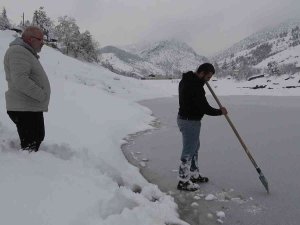Amasya’daki Ziyaret Baraj Gölü İlk Kez Buz Tuttu