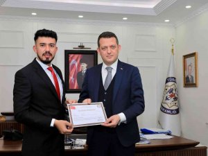 Tesadüfen Girdiği Eczanede Cezai Firarisini Tek Başına Yakalayan Jasat Personeline Ödül