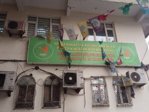 Diyarbakır’da Terör Paylaşımlarının Ardından Dbp İl Binasına Operasyon