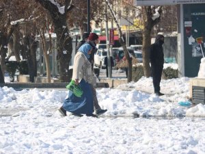 Kar Yağışında 300 Kişi Yaralandı, El Bilekleri Ve Kalça Kırık Vakaları Başı Çekti