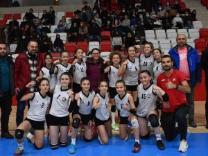 Voleybol Küçük Kızlarda Bir Galibiyet Bir Yenilgi