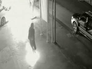 Araç Kundaklayanlar Önce Kameraya Ardından Polise Yakalandı