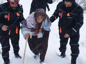 Evinde Mahsur Kalan Yaşlı Kadın Kurtarıldı