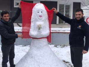 Sultanbeyli’de Kardan Gelin Yapıp Duvak Taktılar