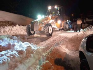 Acil Hastalar İş Makinalarıyla Ambulansa Ulaştırıldı