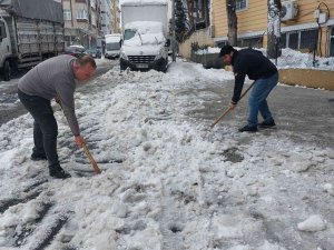 Vatandaşlardan Kapı Önlerinde ’Kar’ Temizliği