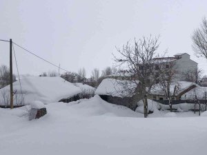 Kışın Çetin Geçtiği O İlçede Tek Katlı Evler Kara Gömüldü