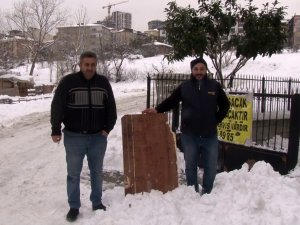 Bağcılar’da "Araç Kurtarmak Bedava" Tabelasıyla Yolda Kalanların Yardımına Koştular